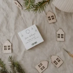 Eulenschnitt Holzanhänger Haus 8er-Set naturfarben