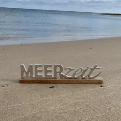 Schriftzug Meerzeit auf Holzfuß