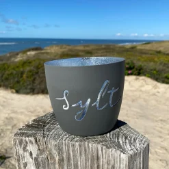 Windlicht im exklusiven Sylt Design Schriftzug Dunkelgrau Mittel
