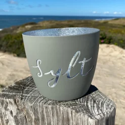 Windlicht im exklusiven Sylt Design Schriftzug Hellgrau Mittel